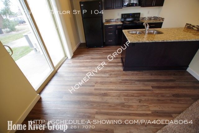 Building Photo - Spacious 2 bedroom 2 bathroom townhome