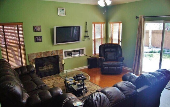Foto del edificio - 5 Bedroom Home in Northwest Reno