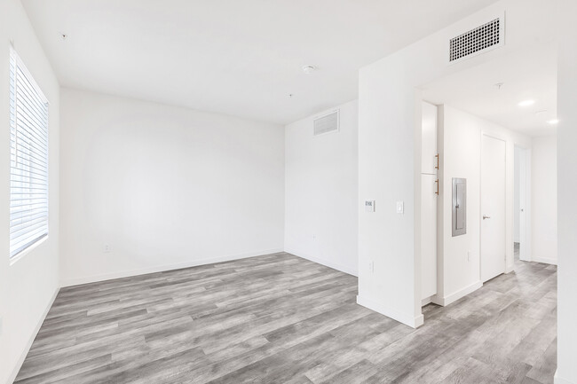 Foto del edificio - 1249 W 39th Pl