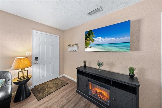 Building Photo - 475 Coral Dr