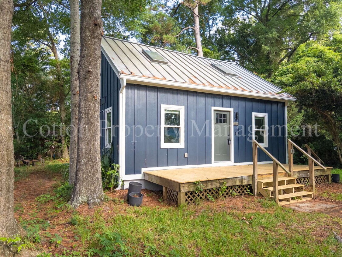 2 BD/ 1 BA // Cottage Get Away just off of 42nd St // $1,875 per month // Pet Friendly* - 2 BD/ 1 BA // Cottage Get Away just off of 42nd St // $1,875 per month // Pet Friendly*