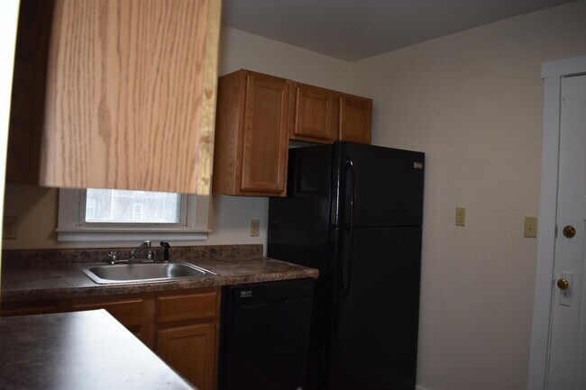 Building Photo - 582 Peebles St
