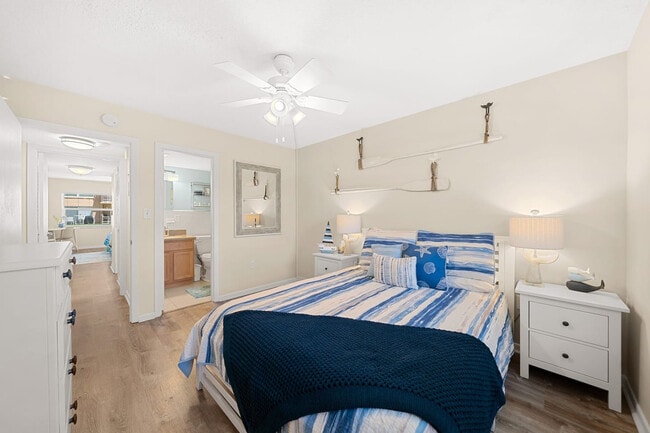 Building Photo - 10 Sunflower St