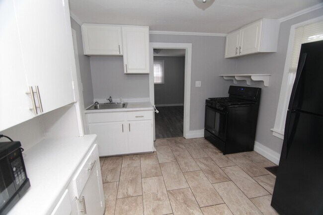 Foto del edificio - Charming 1-Bedroom - Half Month Off First ...