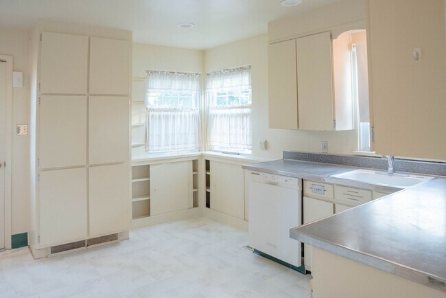 Foto del edificio - PRELEASING for AUGUST 2026! Spacious 4 Bedroom, 2 Bathroom Home with Detached Garage, Walking Dis...