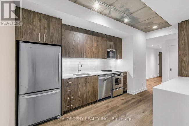 Building Photo - 115 Larchmount Ave