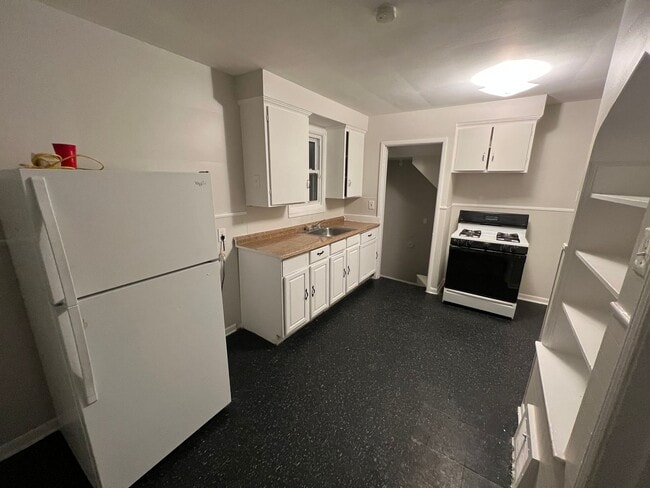 Building Photo - 3 Bed 1 Bath bungalow with basement on eas...