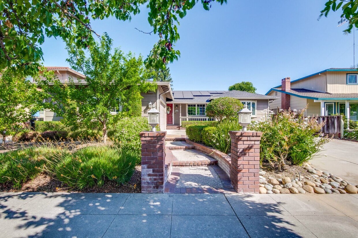 Primary Photo - Welcome to 1815 Comstock Ln!