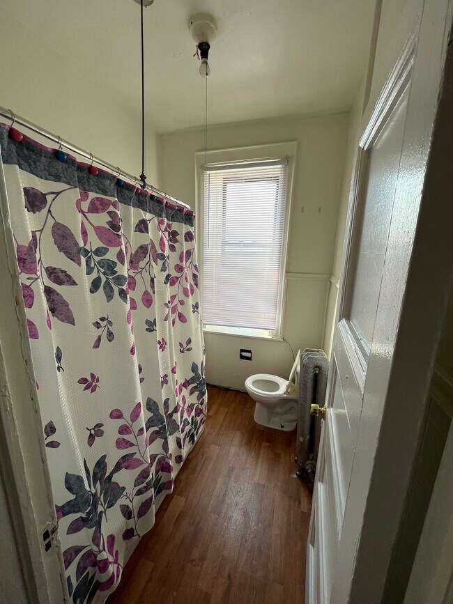 Bathroom - 2293 Loring Plz N