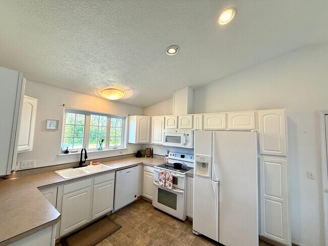 Building Photo - Charming Fully Furnished 2-Bedroom Home