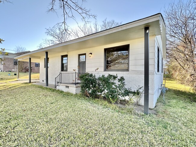 Agacharse - 922 Lynden Blvd