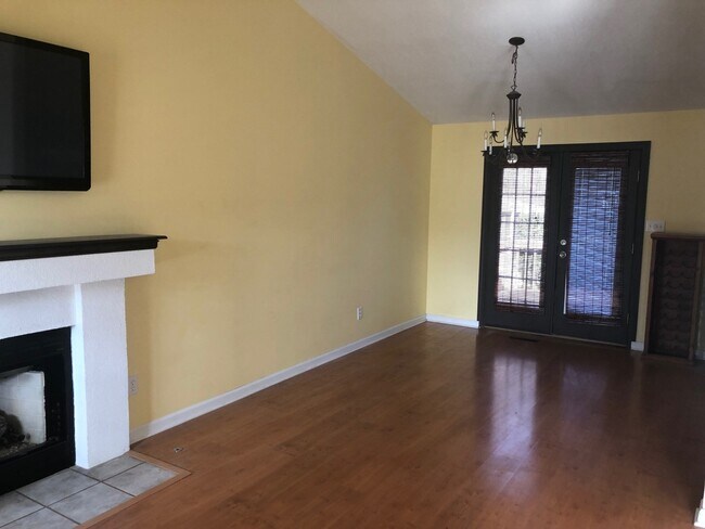 Building Photo - 3BR 2.5BA large home w/basement, garage, &...