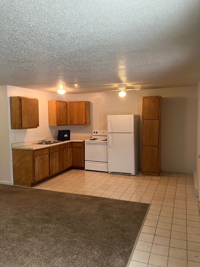 Building Photo - 2 Bedroom, Single-story Townhomes for rent...