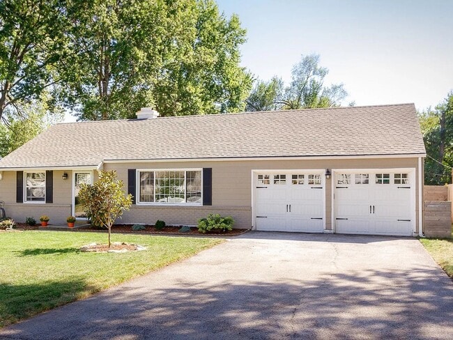 Building Photo - Gorgeous 3 Bedroom 2 Bathroom in Prairie V...