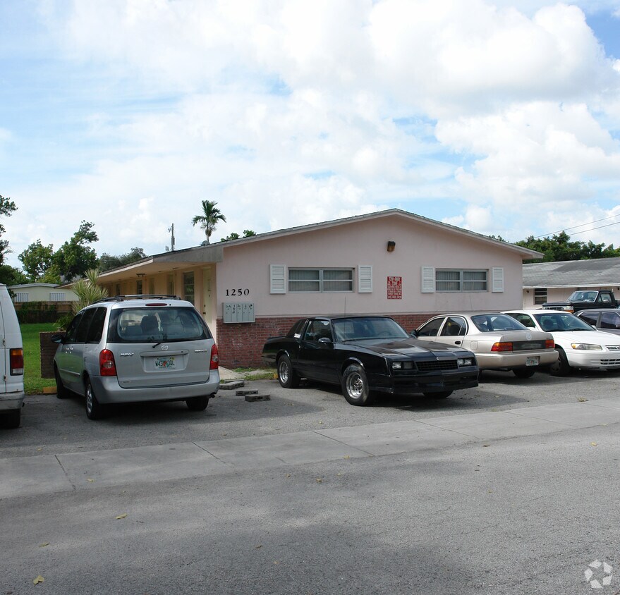 Primary Photo - 1250 NE 113th Ter