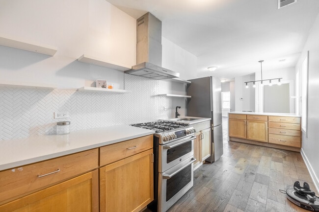 Building Photo - 2112 W 18th Plz