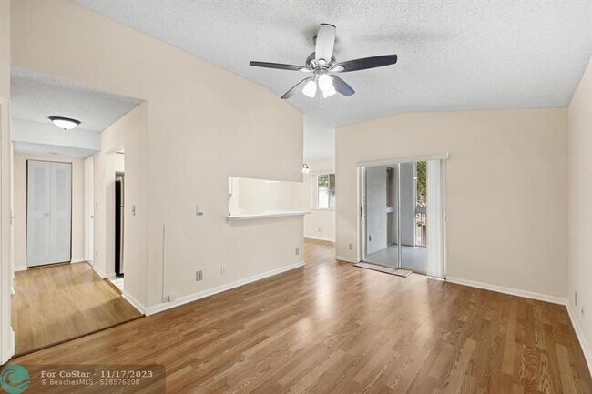 Building Photo - 9855 Westview Dr