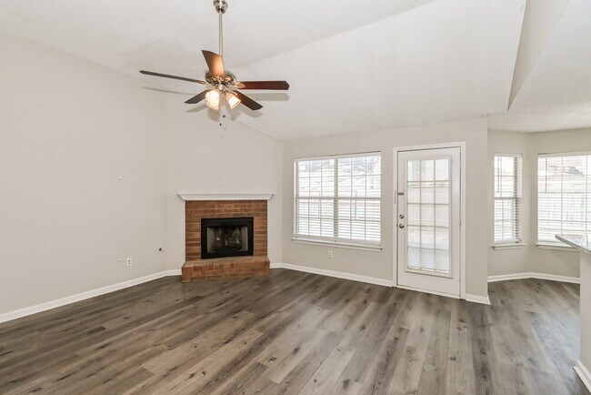 Foto del edificio - 7550 Roundleaf Dr