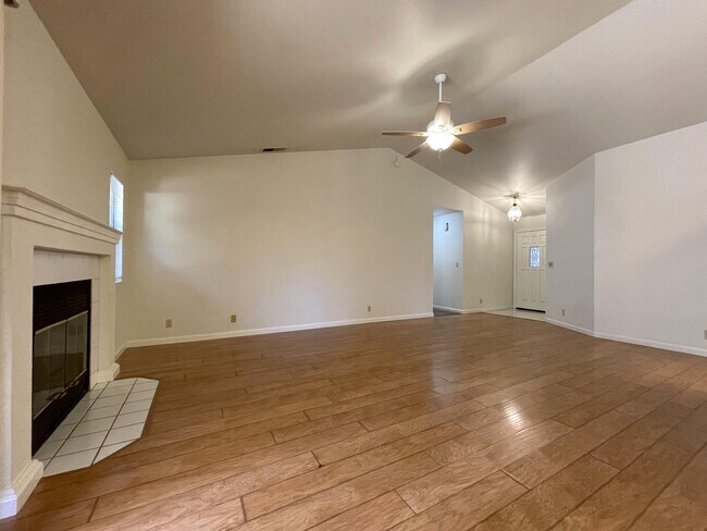 Building Photo - 2618 Navarro Dr