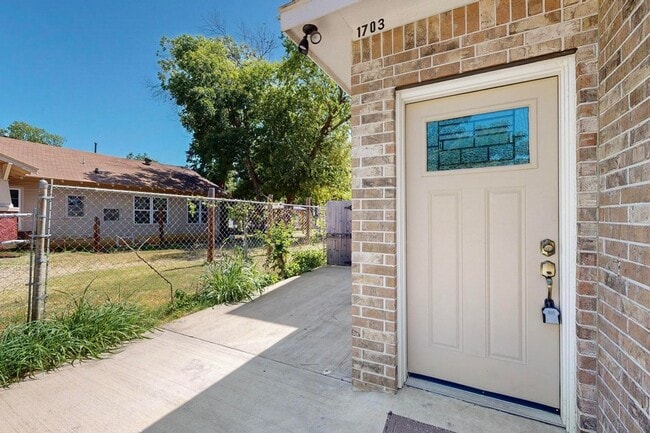 Foto del edificio - 1703 Ash Crescent St