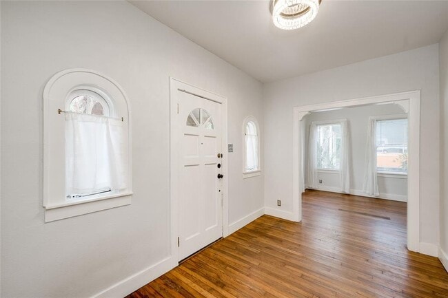 Building Photo - 1623 Palma Plaza