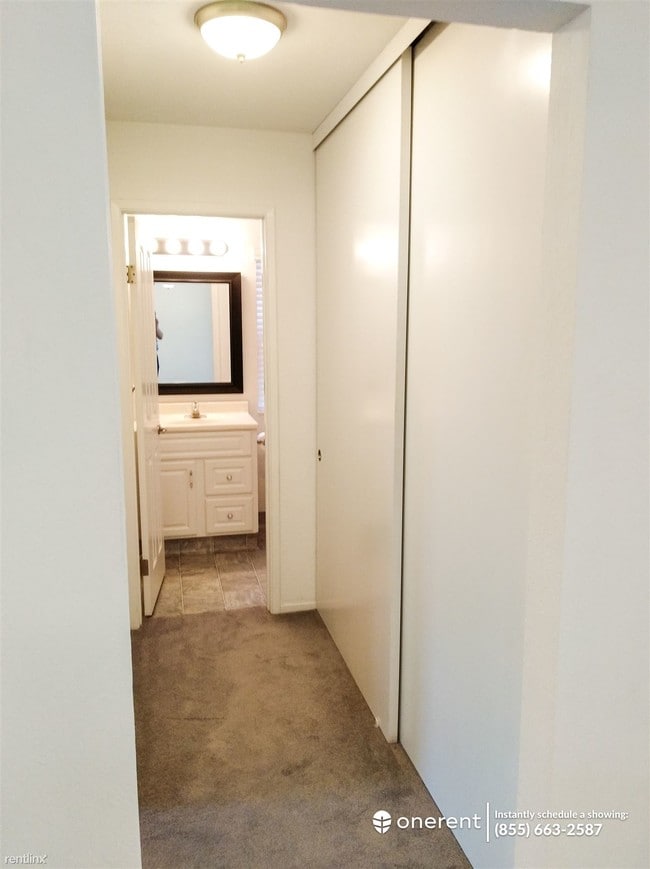 Building Photo - 2 br, 1 bath Condo - 385 Camelback Rd Unit 28