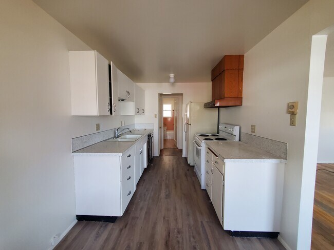 Building Photo - 657 Linden Dr