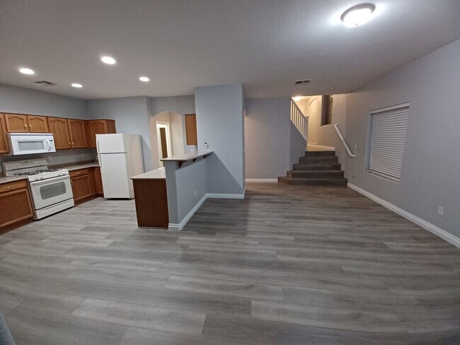 Building Photo - Stunning Home in Green Valley in Gated Com...