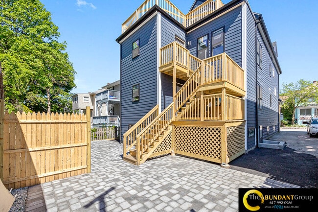 Building Photo - 14 White St