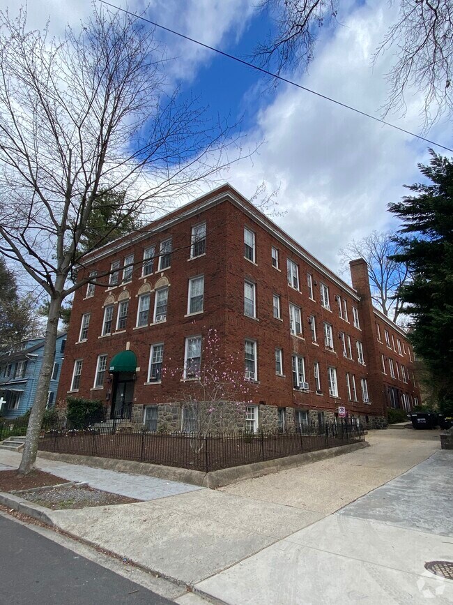 Building Photo - 3039 Macomb St NW