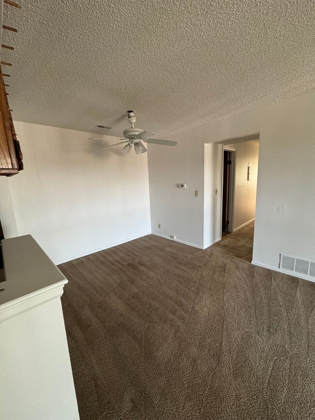 Foto del edificio - 2 bedroom, 2 bath condo on Southwest side ...