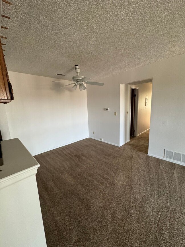 Foto del edificio - 2 bedroom, 2 bath condo on Southwest side of Colorado Springs