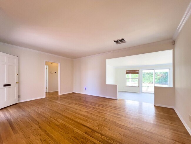 Foto del edificio - Spacious 3BR Home near Lake Balboa!