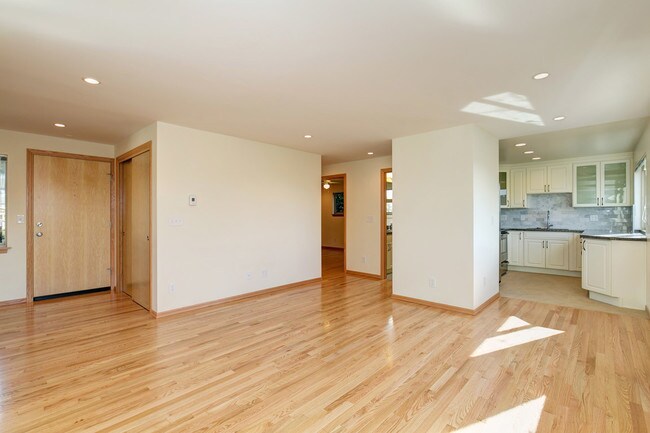 Building Photo - 1515 6th Ave W
