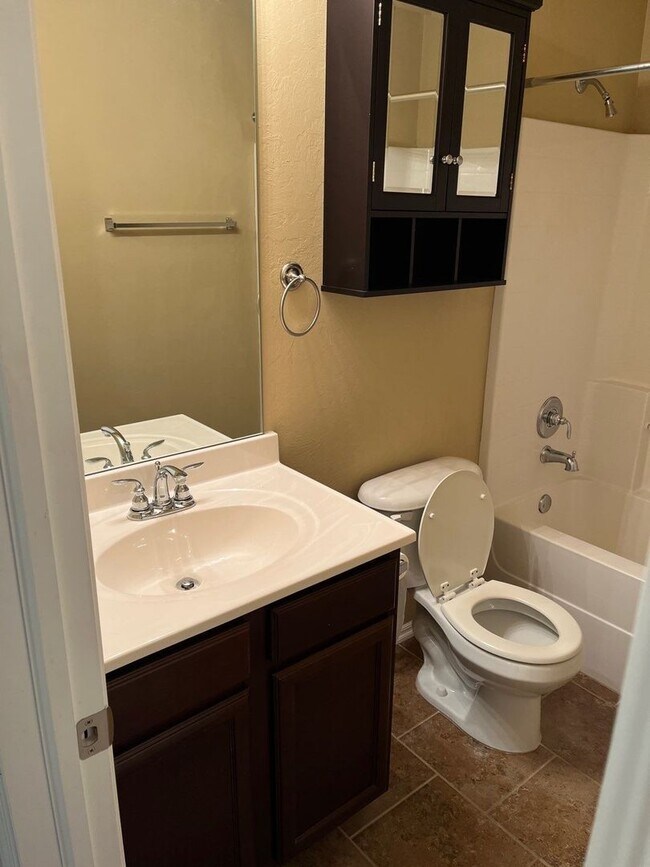 Foto del edificio - Available Now! - 3 bedrooms 2.5 bath