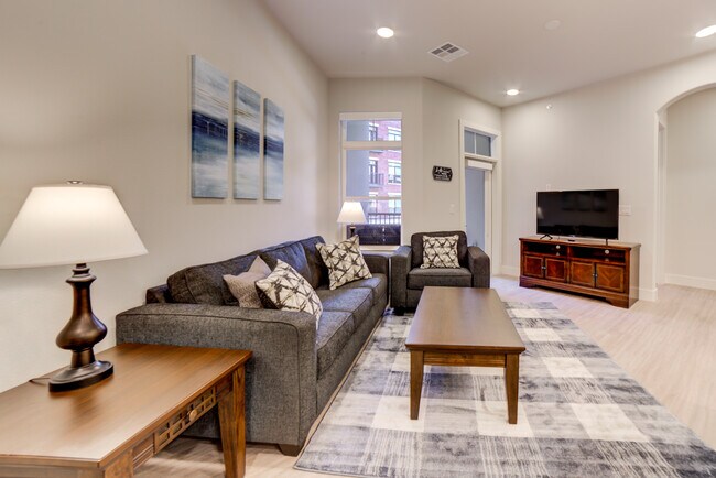 Fully Furnished - Turn Key - 504 E Archer St