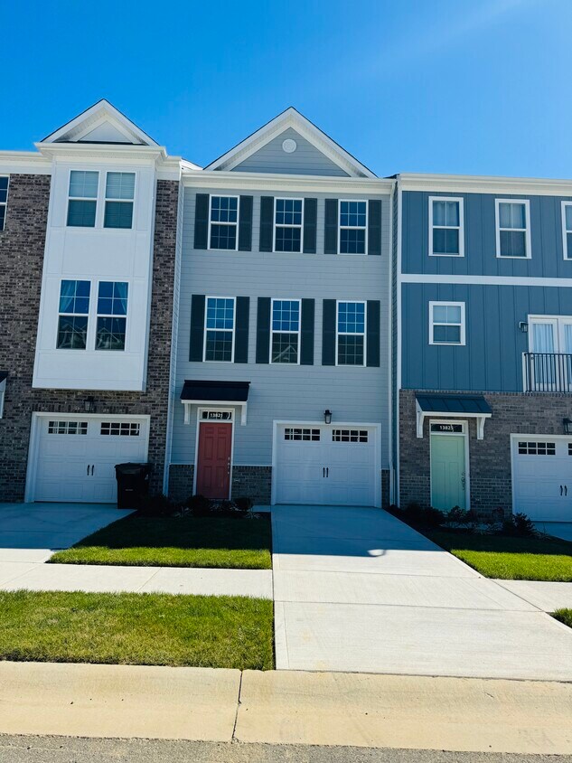 Foto principal - 13821 Village View Dr