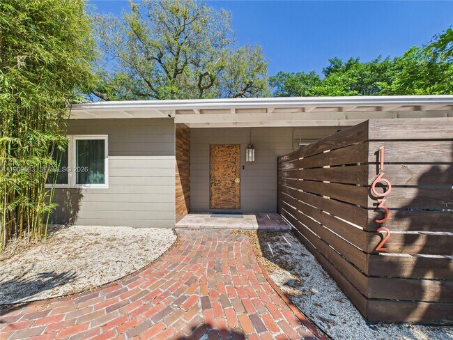 Building Photo - 1632 SW 28th Ave