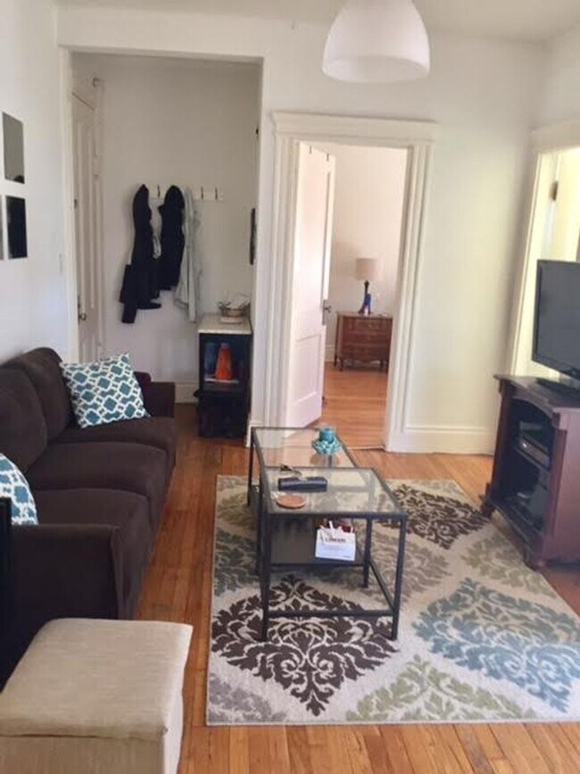 Foto del edificio - Bright & Spacious 3-Bedroom on Newbury Str...