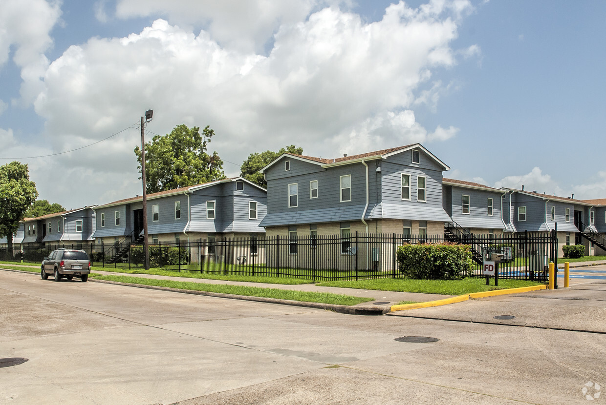 Foto del edificio - Louis Manor Trust Apartments