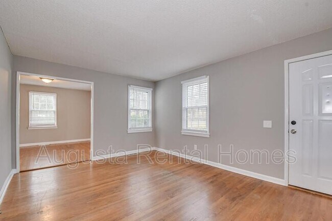 Foto del edificio - 1019 1/2 Bedford Drive