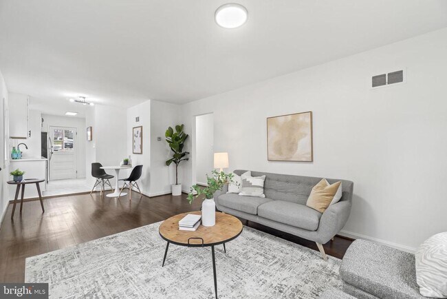 Foto del edificio - 3300 Burgundy Rd