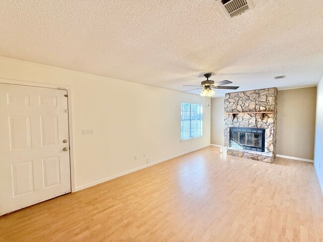 Building Photo - ??Spacious 3-Bedroom Home - Large Lot