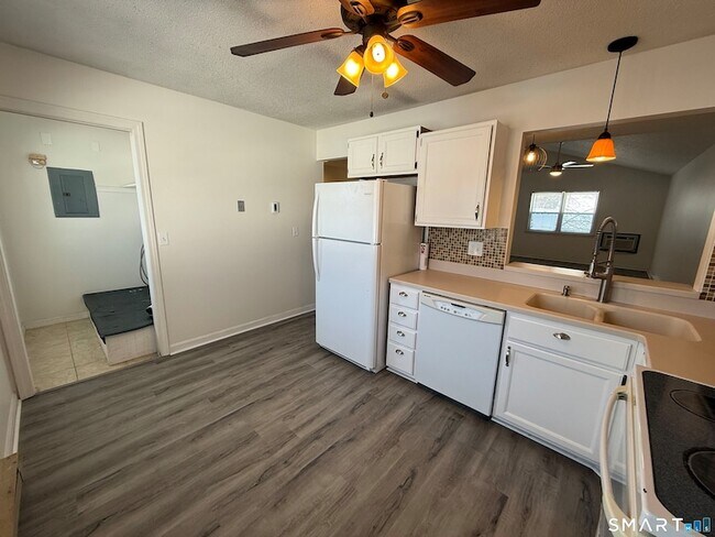 Foto del edificio - 699 S Main St