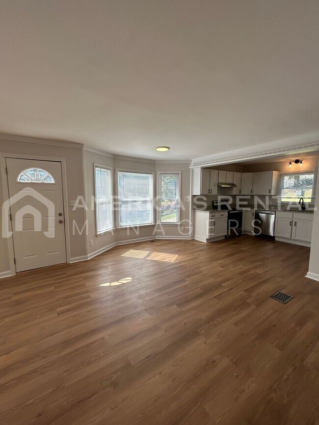 Building Photo - Townhome for rent in Hoover! Sign a 13 mon...