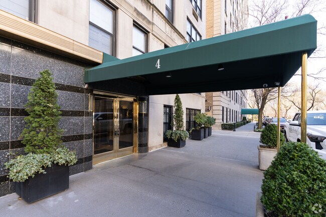 Entrance - 4 E 70th St