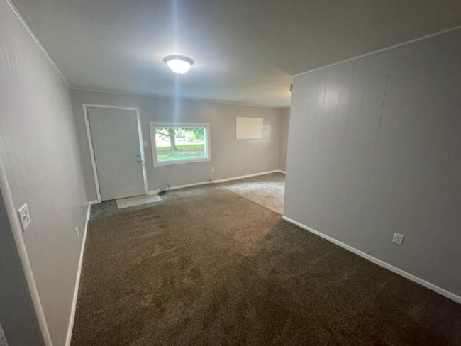 Building Photo - 2 Bedroom House