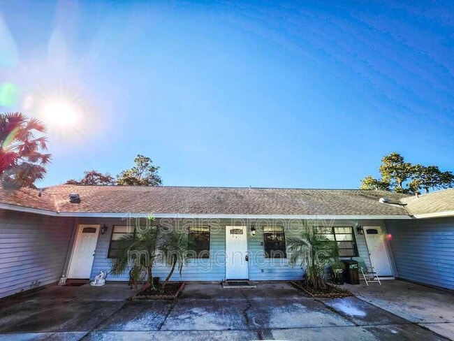 Building Photo - 1159 E Rohe St
