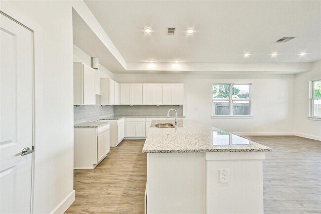 Building Photo - 13075 Clear View Dr