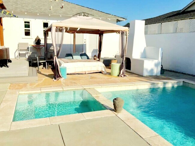 Daybed and fireplace - 6713 Murietta Ave